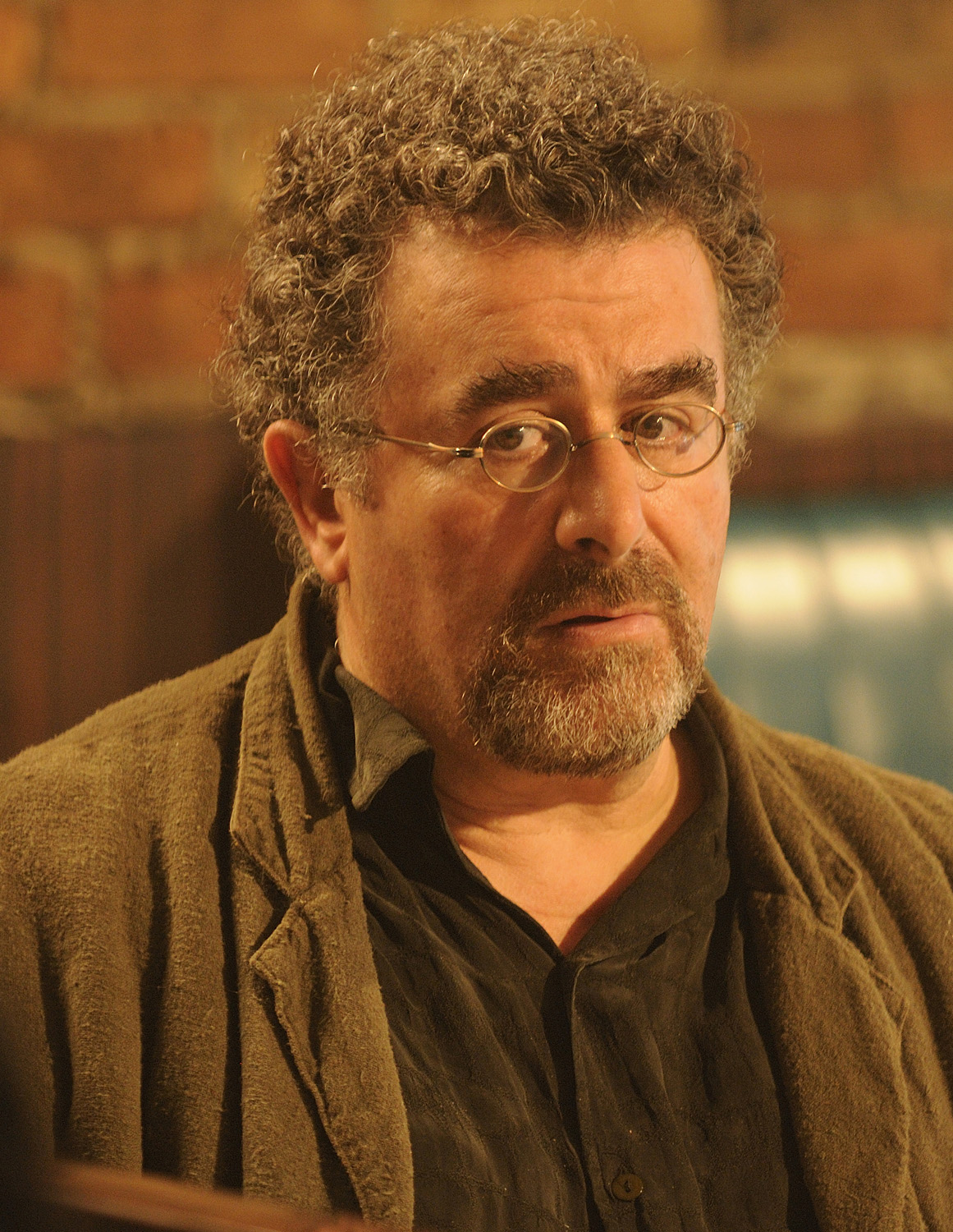 How tall is Saul Rubinek?